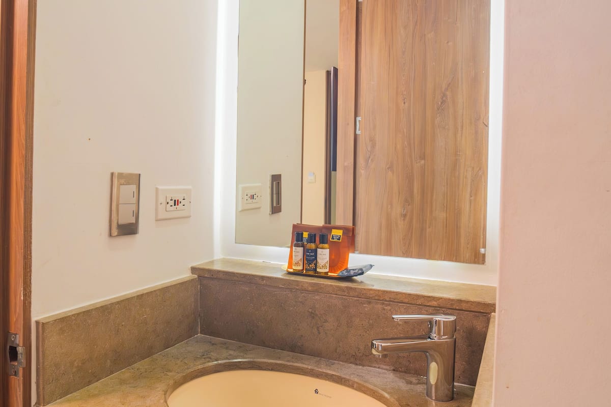 standard room, 1 double bed | bathroom | shower, free toiletries, towels, soap