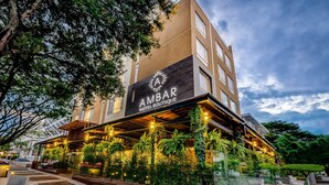 Un hotel de diseño moderno, con un llamativo letrero que dice 'AMBAR HOTEL BOUTIQUE'.