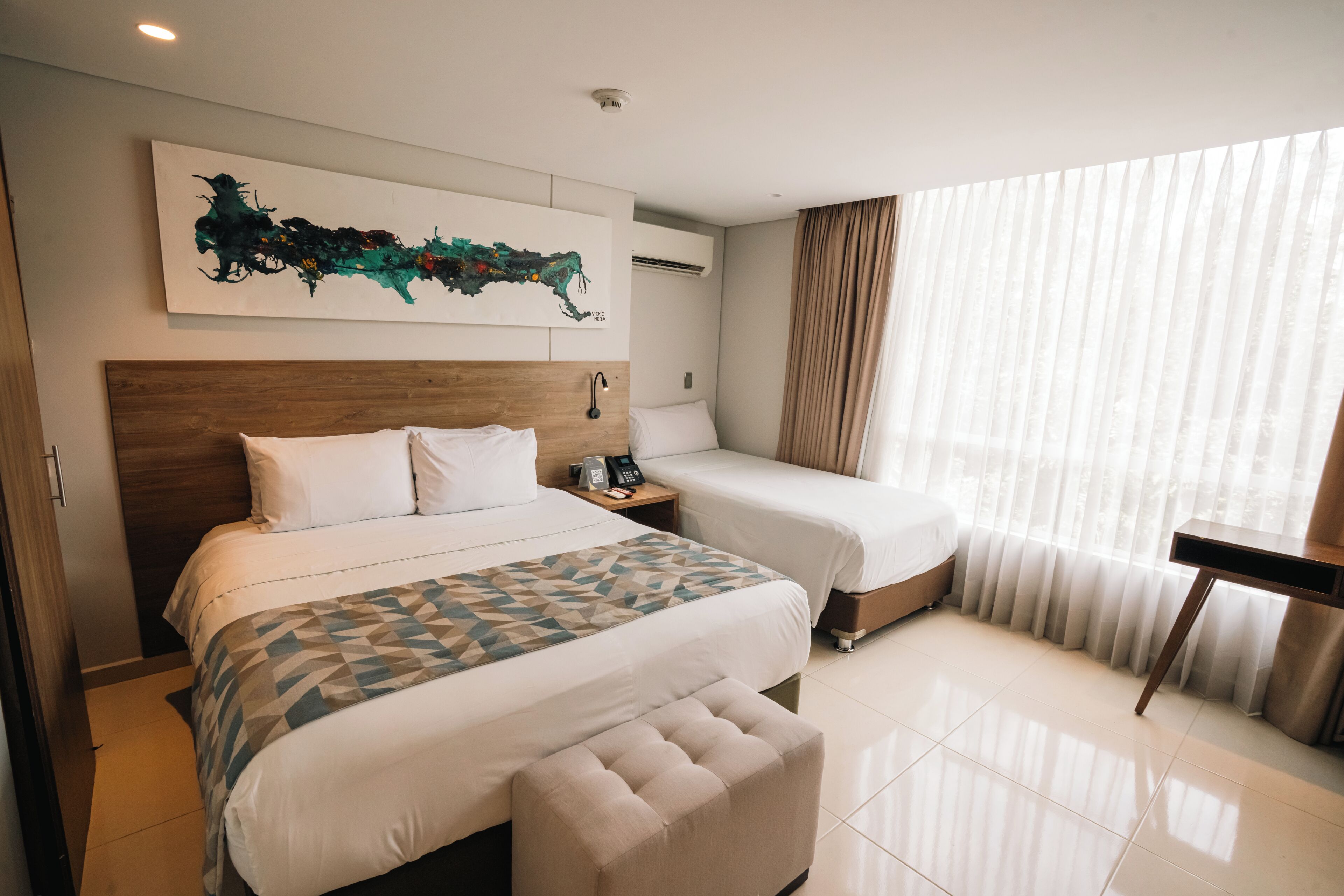 ألحفة محشوة بالريش وخزنة داخل الغرفة وستائر تعتيم وواي فاي مجانًا