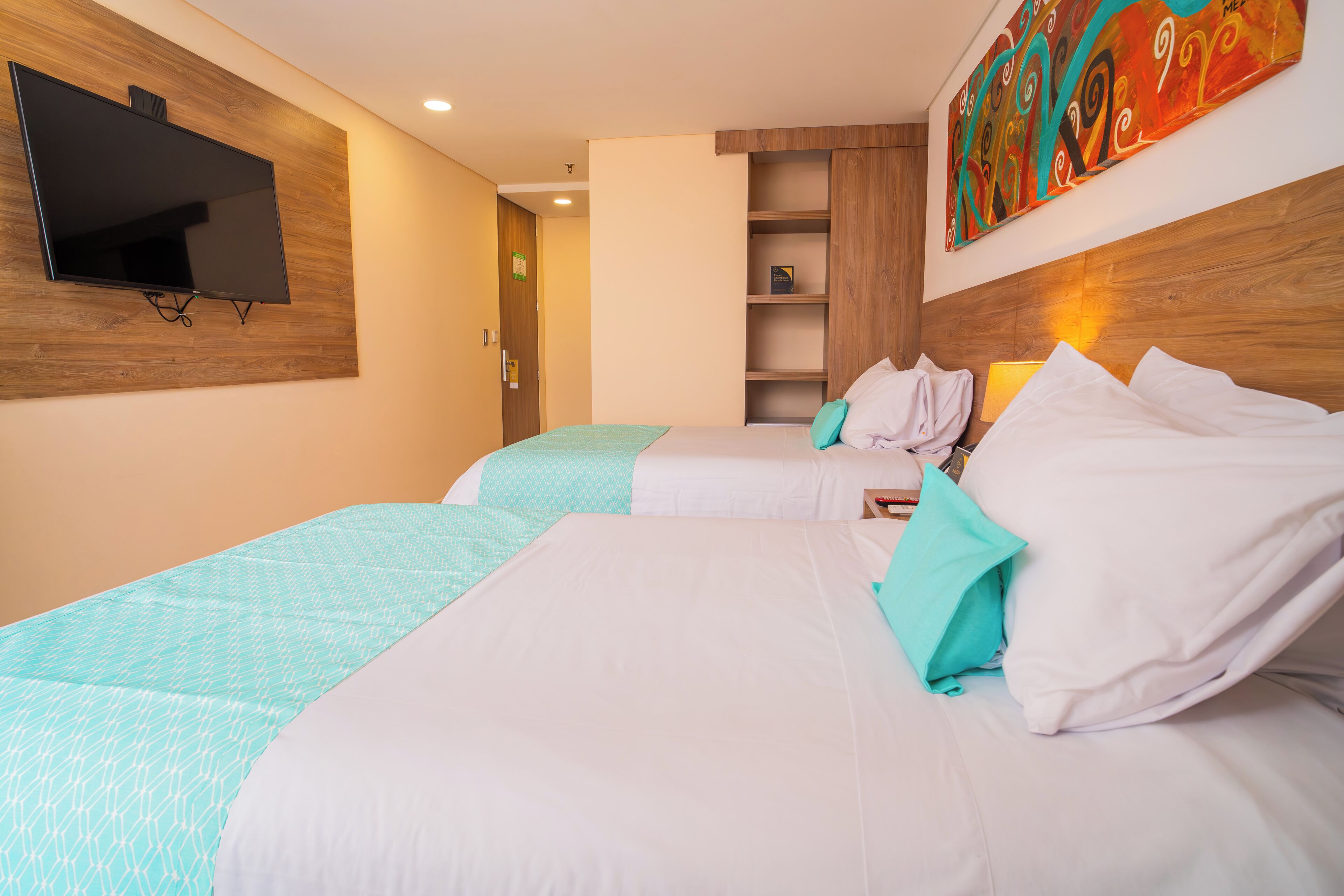 standard twin room | 1 bedroom, down duvets, in-room safe, blackout curtains