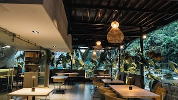 Se sirven desayunos, comidas, cenas y cocina local