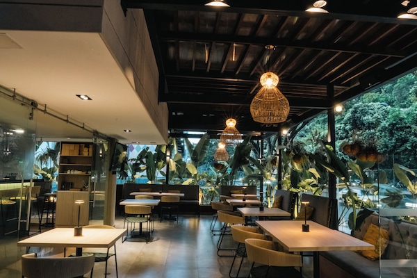 Se sirven desayunos, almuerzos y cenas; cocina local