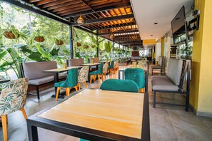 朝食、ランチ、ディナーに営業 (郷土料理)