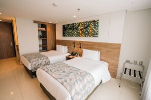 Habitación estándar con 2 camas individuales | Baño | Ducha, artículos de higiene personal gratuitos, toallas y jabón