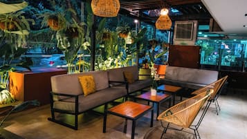 Se sirven desayunos, comidas, cenas y cocina local