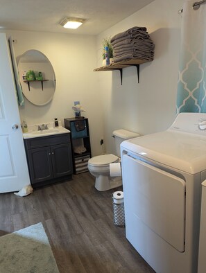 Douche, sèche-cheveux, serviettes fournies, savon