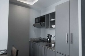 Estudio, 1 cama full, cocina, vistas a la ciudad (Studio Apartment) | Cocina privada | Lavavajillas, cafetera y tetera y utensilios de cocina 