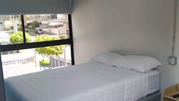 Colchones con pillow-top, cortinas blackout, wifi gratis y ropa de cama