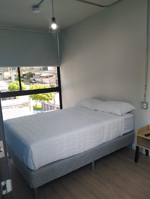 Quarto casal standard, 1 cama de casal (No Kitchen) | Camas com colchões pillow-top, cortinas blackout, Wi-Fi de cortesia
