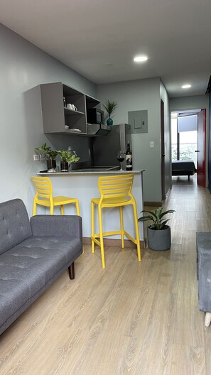 Apartamento família, 1 cama de casal e sofá-cama, cozinha, vista para o pátio | Camas com colchões pillow-top, cortinas blackout, Wi-Fi de cortesia