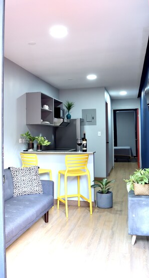 Familieleilighet, 1 dobbeltseng med sovesofa, kjøkken, bakgårdsutsikt | Senger med overmadrass, blendingsgardiner, wi-fi (inkludert) og sengetøy