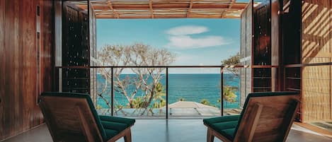 The Corner Suite | Minibar, in-room safe, individually decorated, individually furnished