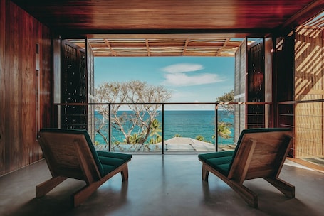 The Corner Suite | Minibar, in-room safe, individually decorated, individually furnished