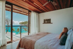 Minibar, caja de seguridad en la habitación y decoración personalizada