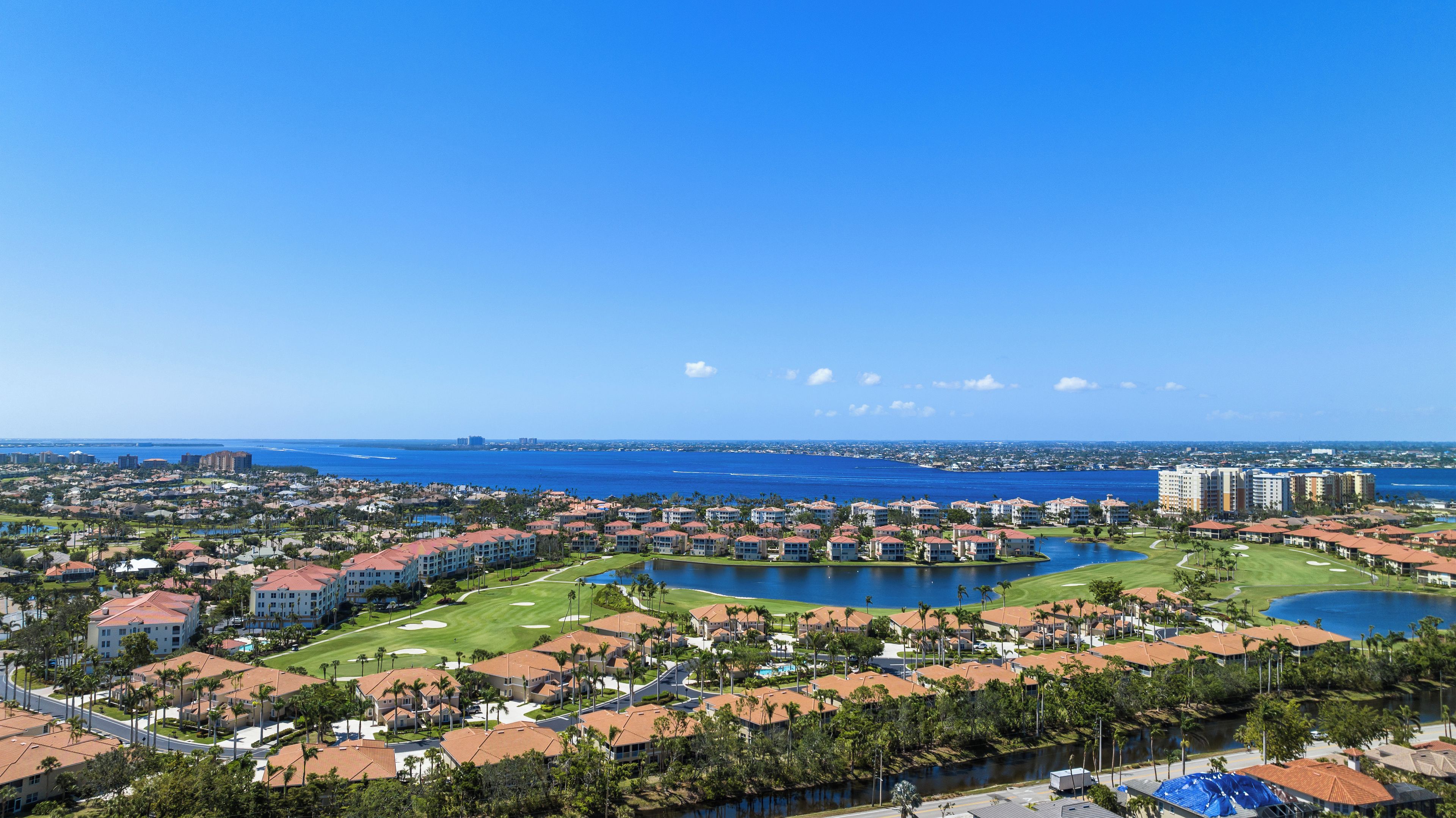 Ein Küstenresort mit mehreren Gebäuden, einem Golfplatz und einer Marina.