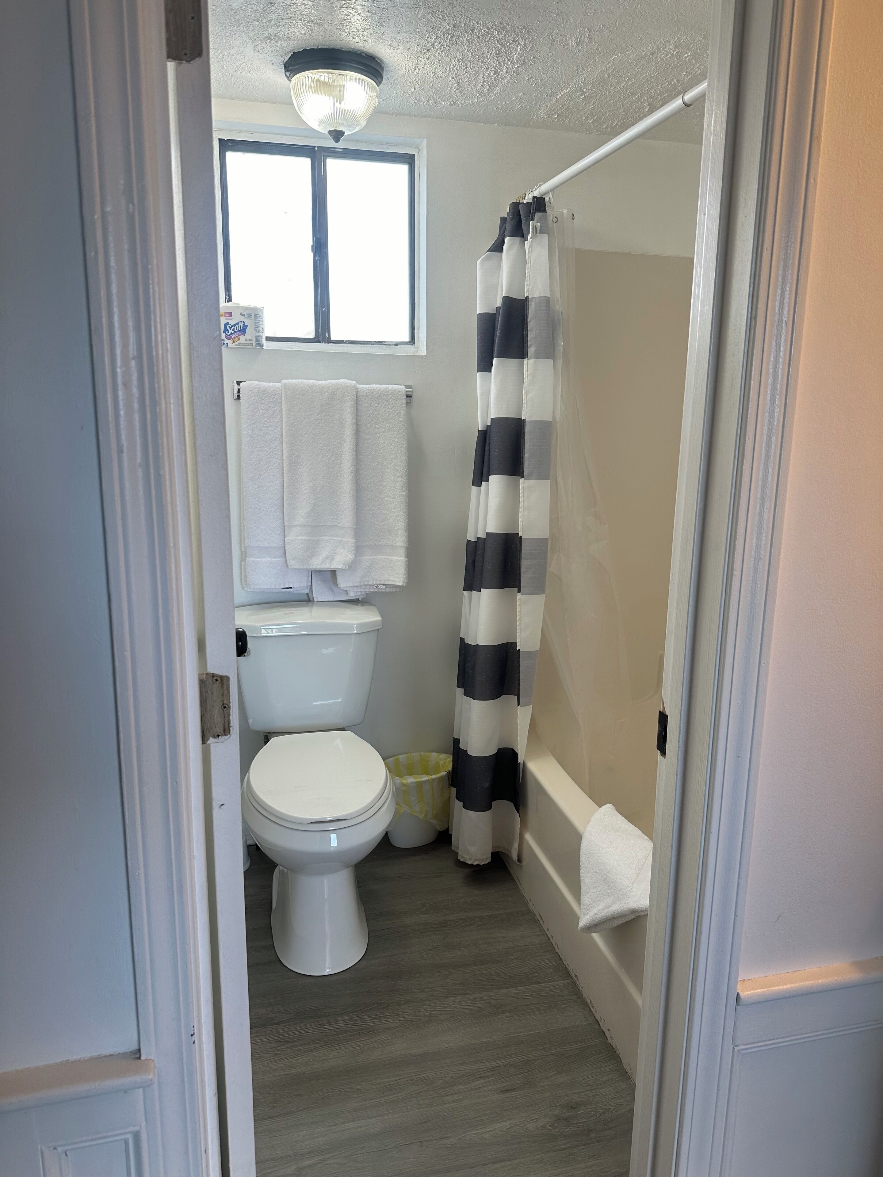 Deluxe King Room | 浴室 | 淋浴/浴缸二合一、免費盥洗用品、毛巾、肥皂