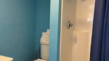 Deluxe Studio Suite, 1 King Bed | Bathroom