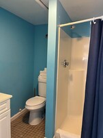Bañera con ducha, artículos de tocador gratuitos, toallas, jabón