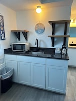 Refrigerador con freezer, microondas, cafetera/tetera