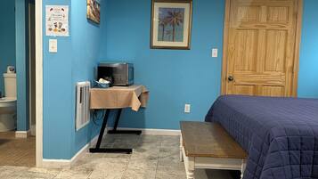 Deluxe Studio Suite, 1 King Bed | Hypo-allergenic bedding, rollaway beds, free WiFi, bed sheets
