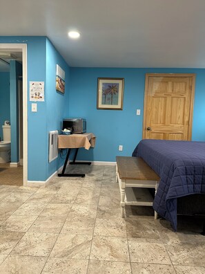Deluxe Studio Suite, 1 King Bed | Hypo-allergenic bedding, rollaway beds, free WiFi, bed sheets - Nautical Motel (Hampton)