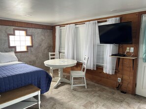 Deluxe Studio Suite, 1 King Bed | Hypo-allergenic bedding, rollaway beds, free WiFi, bed sheets - Nautical Motel (Hampton)