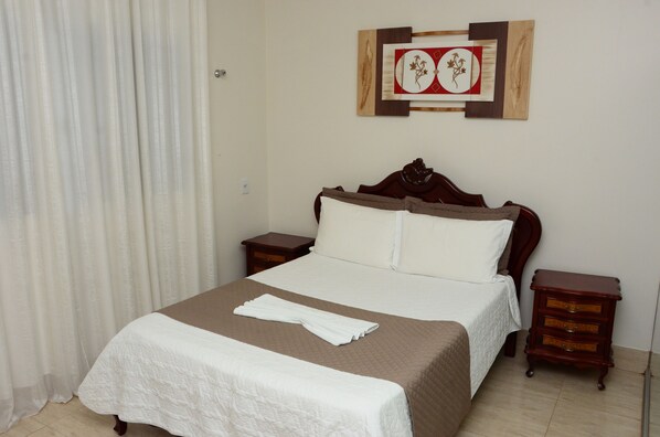 Doppel- oder Zweibettzimmer | Minibar, Schreibtisch, kostenloses WLAN, Bettwäsche