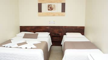 Quarto triplo | Frigobar, escrivaninha, Wi-Fi de cortesia, roupa de cama