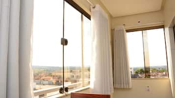 Frigobar, escrivaninha, Wi-Fi de cortesia, roupa de cama