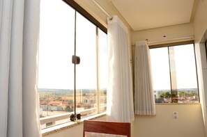 Minibar, desk, free WiFi, bed sheets - Paulo Hotel & Restaurante (Patos de Minas)