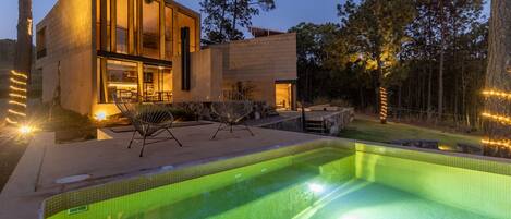 حمّام سباحة خارجي، حمّام سباحة مُدفَّأ