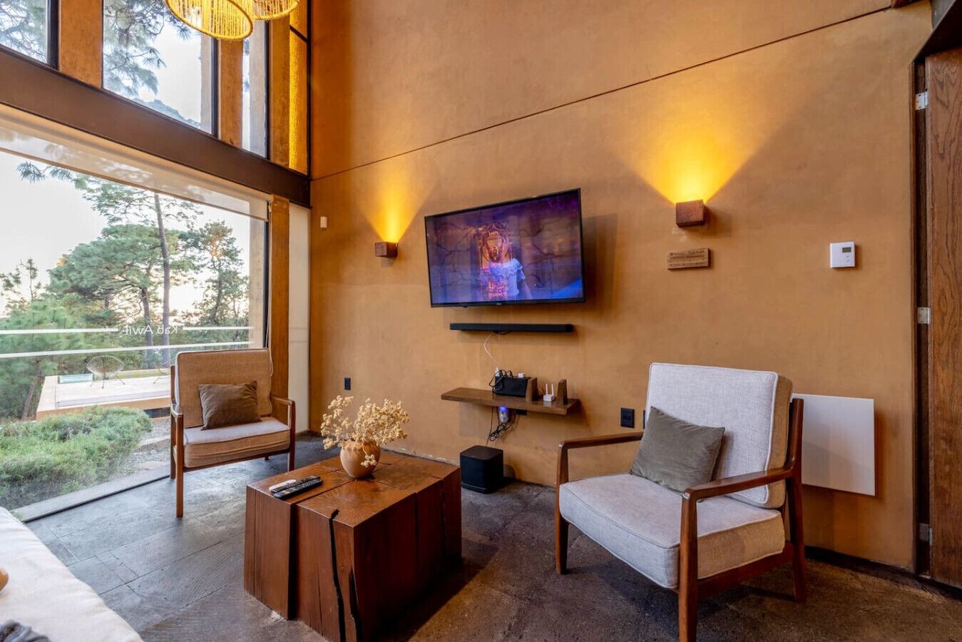 Smart-tv, eldstad, tv-spel och ett bordtennisbord