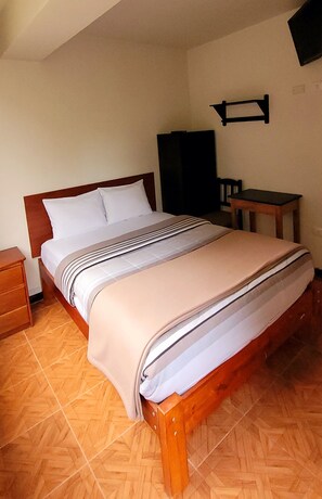 Habitación doble | Tabla de planchar con plancha, wifi gratis, ropa de cama