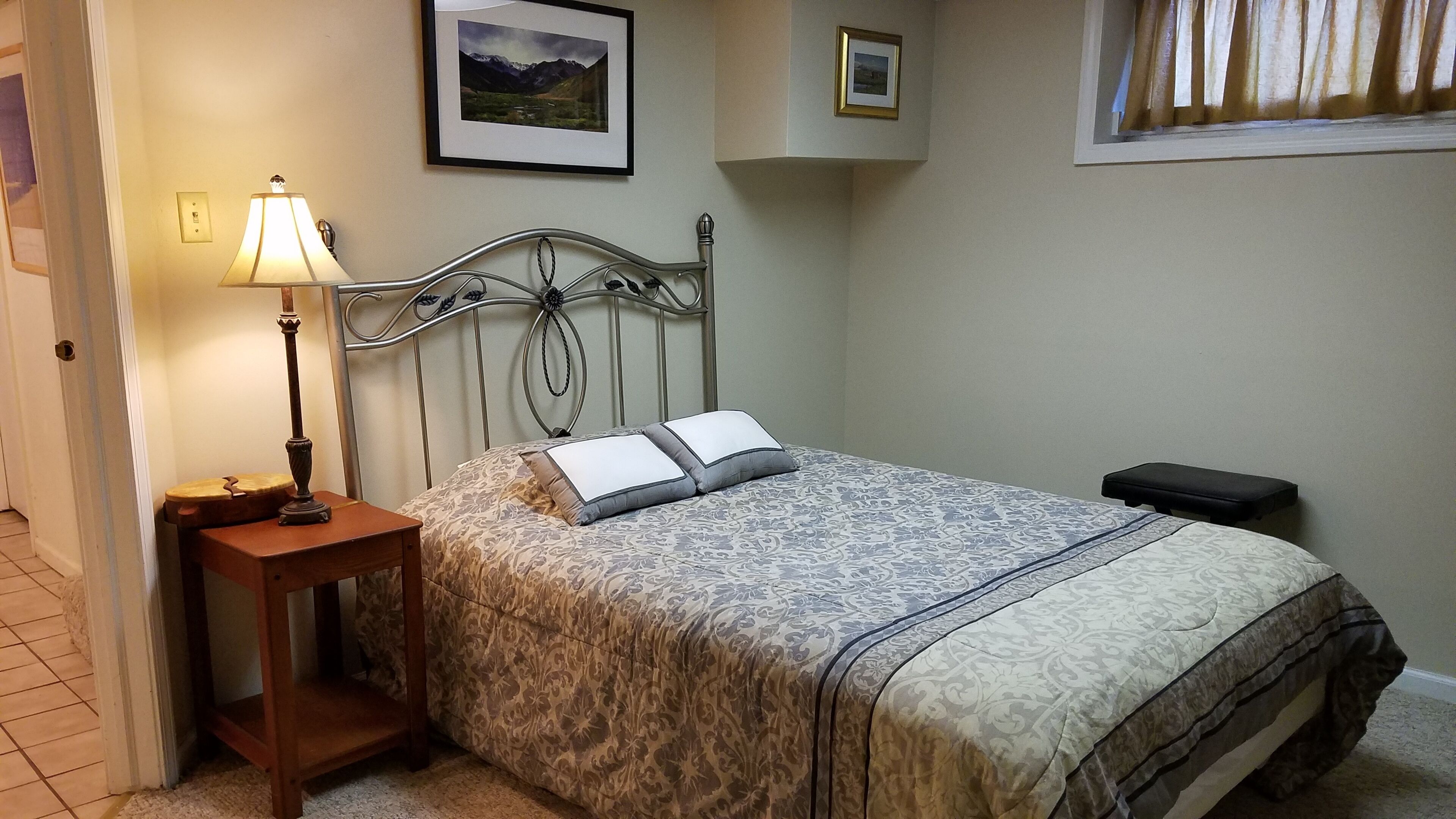 Cozy basement, 2.6 miles to ND campus bookstore!