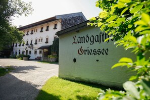 A building with a sign reading "Landgasthof Griessee." - Landhaus Griessee (Obing)