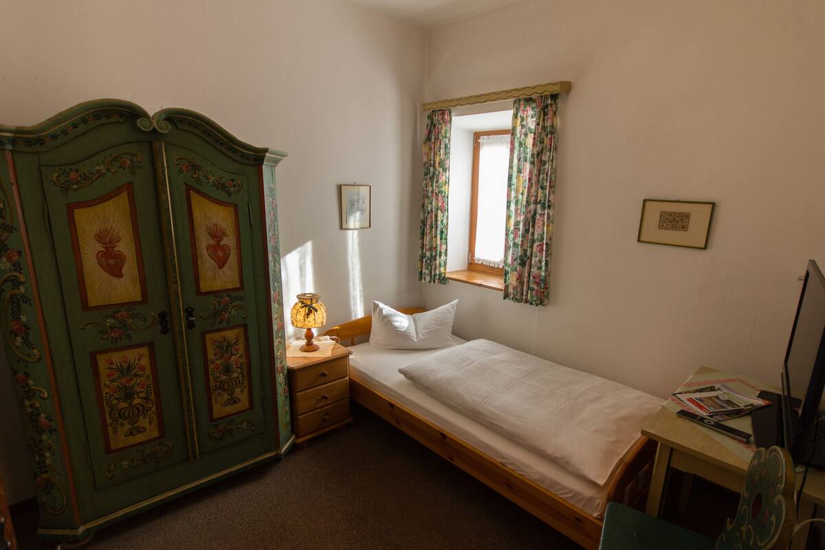 Single Room | WiFi (free), individually furnished