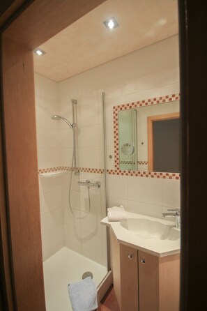 Habitación individual, balcón | Baño | Ducha y toallas