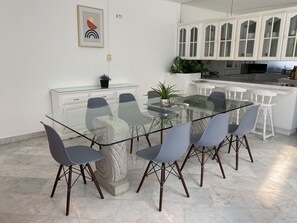 Dining - Cancun Downtown 15 min to airport , 10 min to the beach , 4 blocks to urban mall (SM 16)