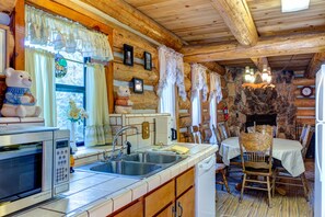 House, 4 Bedrooms | Private kitchen
