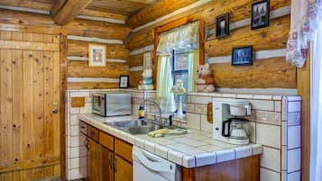 House, 4 Bedrooms | Private kitchen