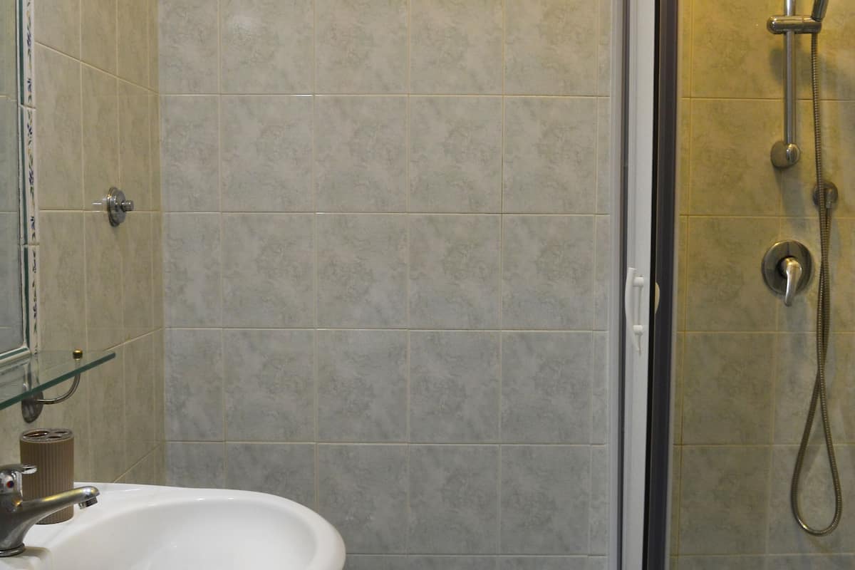 Suihku, hiustenkuivaaja, bidee, pyyhkeet