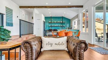 Fernseher, Tischfußball, Stereoanlage