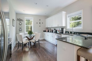 Een koelkast/vriezer, een magnetron, een oven, een kookplaat