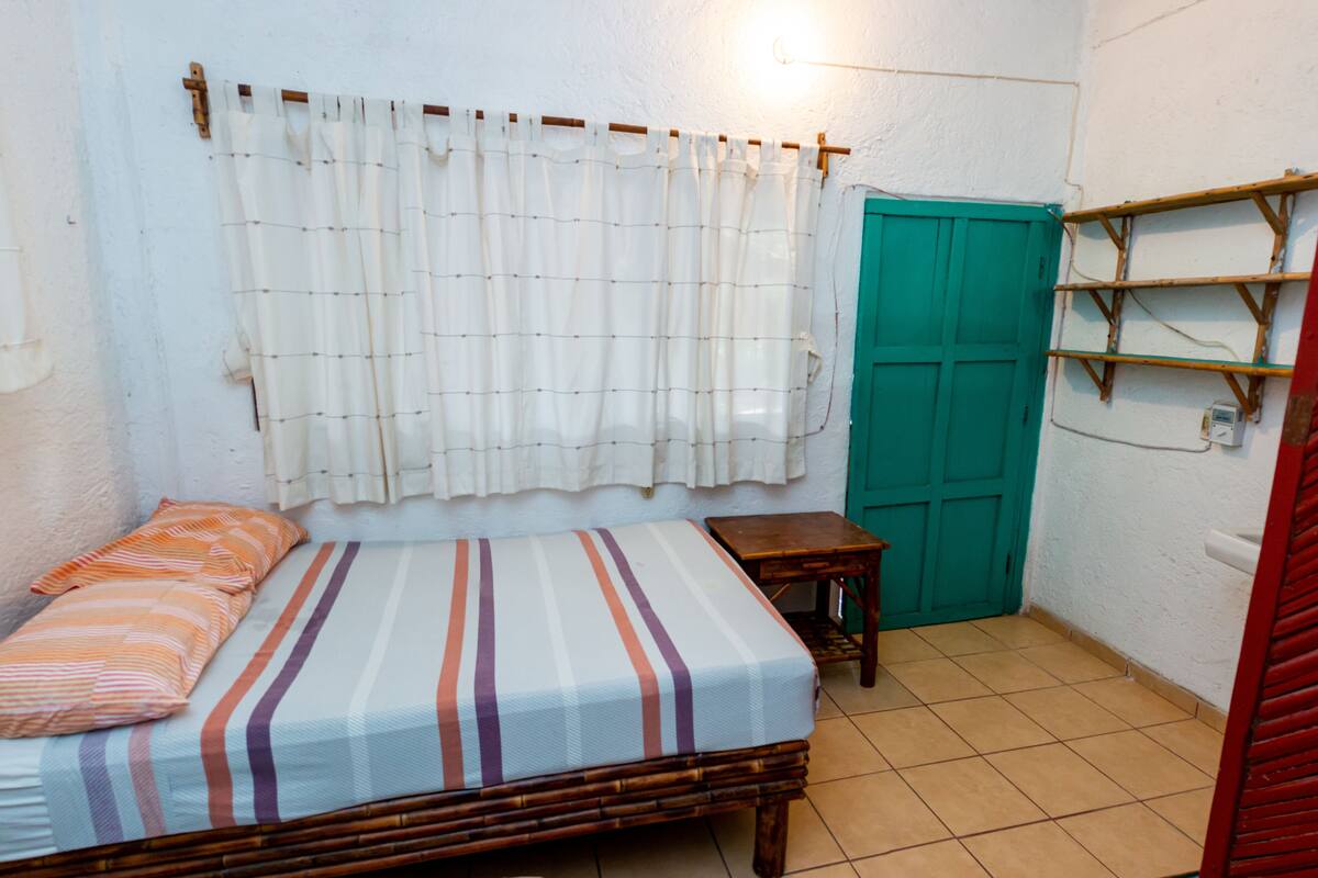 Eenvoudige bungalow, 2 slaapkamers, roken, kitchenette | Gratis wifi, beddengoed