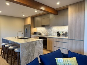 Réfrigérateur, four à micro-ondes, un four, surface de cuisson