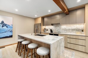 Jääkaappi, mikroaaltouuni, uuni, liesi