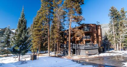 Keystone Condo w/ Private Deck & Short Walk to Mountain House Lifts & Shuttle