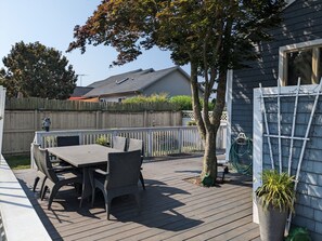 Outdoor dining - Spacious 4BR Beach Home. Fenced Yard & Decks. Walk to Cape Henlopen.  Sleeps 10 (Rehoboth Beach)