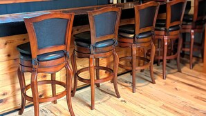 Eine Bar mit Holzhocker und einer Theke.