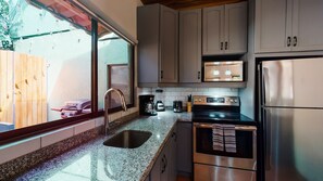 Een koelkast, een magnetron, een oven, een kookplaat